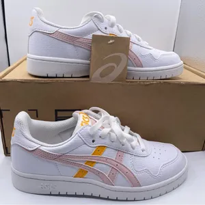 ASICS low-top lightweight comfortable sneakers with striped detail thumbnail 9