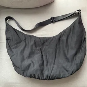 Alo Yoga Om The Go Gym Sling Bag Black thumbnail 1