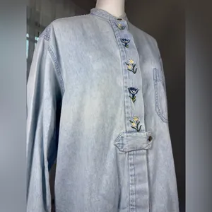 Vintage ‘80s Carry Back Light Wash Denim Embroidered Relaxed Fit Shirt thumbnail 4
