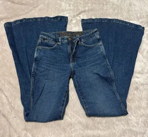 Wrangler Women’s High-Rise Retro Trumpet Flare Jeans thumbnail 1