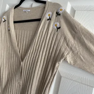 Vila Milano Womens Large‎ Tan Ribbed Knit Cardigan Daisy Embroidery Clean Girl thumbnail 6