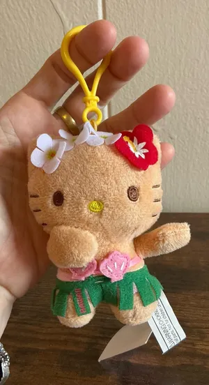 NWT Sanrio 2018 Hello Kitty Sun Kissed 4in. Hawaii Hula Plush Keychain Bag Clip thumbnail 1