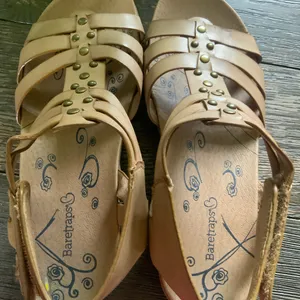 BareTraps Tan Strappy Gold Studs Leather Sandals 1” Rubber Sole Size 9 thumbnail 10