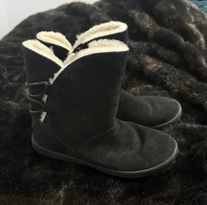 Koolaburra by UGG Shazi Black Suede Shearling Lined Short Winter Boot Sz 9 thumbnail 1
