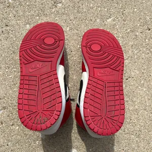 Air Jordan 1 Mid GS 'Chicago' Size 7y Women’s Size 8.5 thumbnail 6
