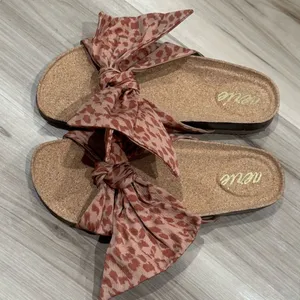 NEW Aerie Leopard Print Bow Sandals Women’s 8 thumbnail 1