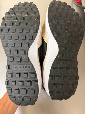 Women’s Nike waffle sneakers size 8.5 thumbnail 3