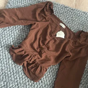 NWT Altar’d State Puff Sleeve Long Sleeve Blouse‎ in Coffee thumbnail 1