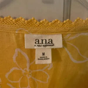 a.n.a Women’s Floral Yellow V-Neck Short Sleeve Blouse thumbnail 6