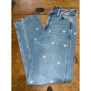 Hollister Daisy Embroidered Jeans Size 0R High Rise Straight Leg Light Wash thumbnail 6
