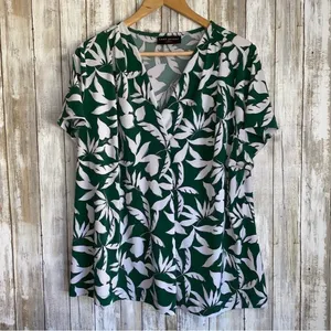Lane Bryant Classic Cap Sleeve V Neck Pleat Front Blouse •14/16 thumbnail 3