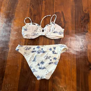 Hollister Swim Womens Small Blue White Tropical Toile Underwire Bikini Set 2pc thumbnail 2