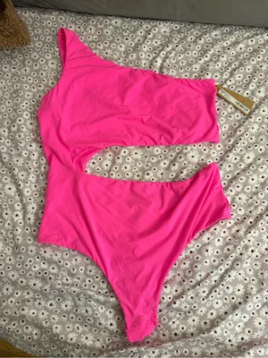 SKIMS Size 3X fits everybody one shoulder cut out bodysuit - neon pink NWT thumbnail 1