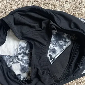 Lululemon Black Roses Speed Up Short Size 6 Black and white thumbnail 10