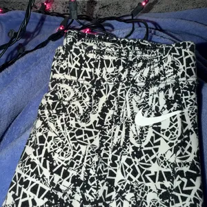 Nike Black & White Abstract Print Women's Legging Pants thumbnail 2