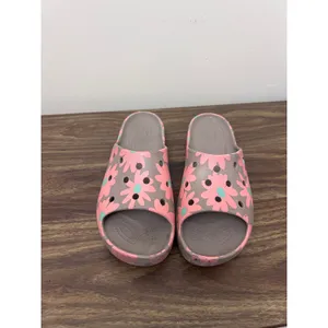 Crocs Classic Slide Sandals Womens 8 Taupe Pink Floral Daisy Print Slip On Shoes thumbnail 3
