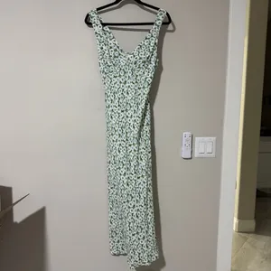Reformation Beauden Sleeveless V Neck Crepe Midi Dress White Green Floral M thumbnail 3