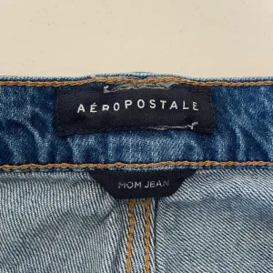 EUC | Aeropostale women’s mom jean ripped light wash jeans — size 6‎ thumbnail 6