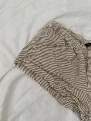 Brandy Melville stripe shorts one size -great condition -no flaws -elastic thumbnail 2