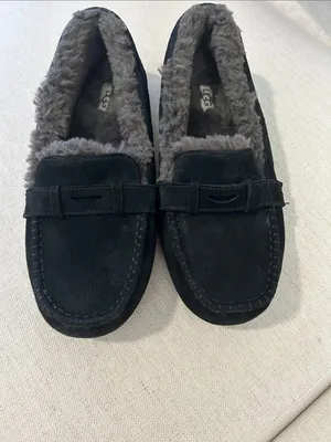 UGG Willow Slipper - Women's, Black, Size 12, NWOT Display pair thumbnail 2