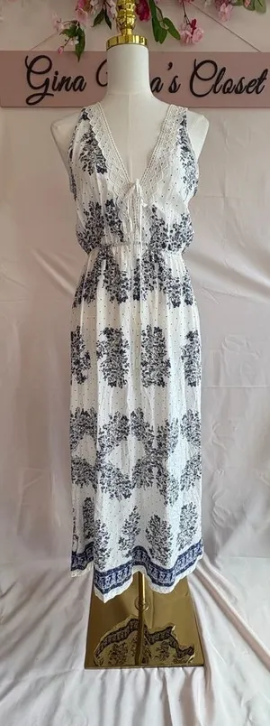 Women's White and Blue Floral Print Sleeveless Maxi Dress, Size Large thumbnail 1