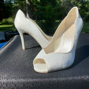 🤍 NWOT David’s Bridal Size 8.5 Layla White Peep Toe Pumps Heels 🤍 thumbnail 8