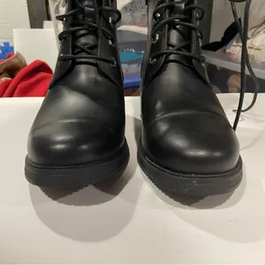 Cute clean lace up Timberland black leather boots 2” block heel classic street thumbnail 7