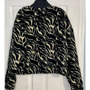 PacSun Zebra Print SzXL Cropped Sherpa Fleece Pullover – Black & Cream thumbnail 14