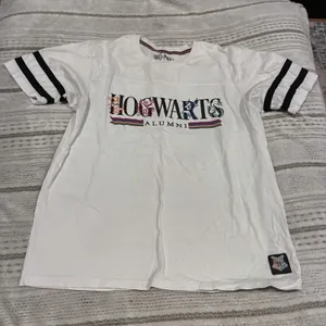 Universal Studios Harry Potter Hogwarts Alumni White Varsity Graphic T-Shirt XL thumbnail 3