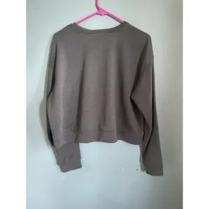 Intru Women's‎ Gray Crew Neck Long Sleeve Rhinestoned Cropped Sweatshirt Size M thumbnail 4