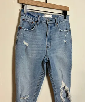 ABERCROMBIE- High Rise Mom Jean Distressed Denim Stretch Denim All Day Comfort thumbnail 3