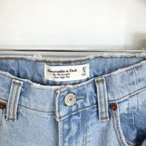 Abercrombie & Fitch Jeans Women 27/4R Lt Wash Curve Love 90s Straight Split‎ Hem thumbnail 2