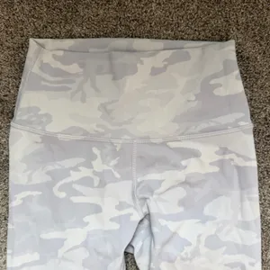 Lululemon Wunder Under Short 10" *Ribbed in Incognito Camo Jacquard White Size 4 thumbnail 4