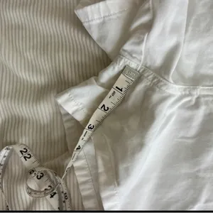 Guess White Women's Cargo Shorts - Utility Pocket Style thumbnail 6