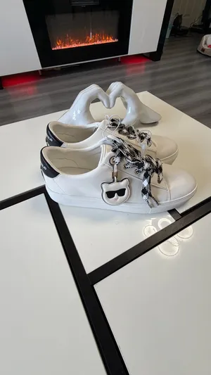 🎀🐾 ✨ Karl Lagerfeld Paris "Capree" White Sneakers • Size 11M • Brand New ✨🎀🐾 thumbnail 4
