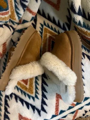 Women’s UGG Slippers thumbnail 3