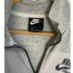 Nike Women's light weight jacket size medium‎ thumbnail 2
