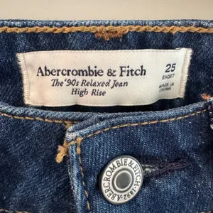 Abercrombie & Fitch High Rise 90s Relaxed Split-Vent Hem Jeans 25 Short thumbnail 2