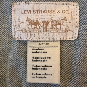Levi’s women’s denim Jean jacket small thumbnail 3