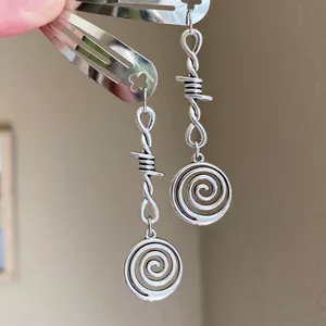 Handmade spike & spiral silver hair clips set of 2⭐️ thumbnail 1