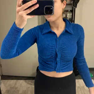Pretty Little Thing Blue Button Crop Long-sleeve thumbnail 3
