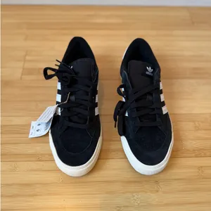Adidas Nora Sneakers Lace Up Skateboarding Black White Mens 8 Women 9 New in Box thumbnail 5