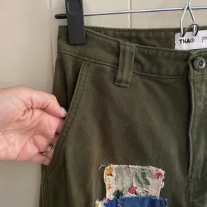 TNA Aritzia Green Straight Leg Cargo Patchwork Pants High Rise Reworked Women 0 thumbnail 4