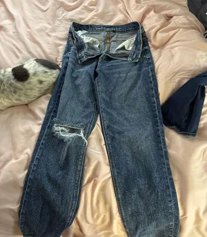 American Eagle Jeans Mom Ripped High-Rise thumbnail 1