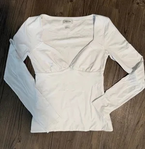 Aritzia White Long-Sleeve Contour V-Neck Fitted Top thumbnail 1