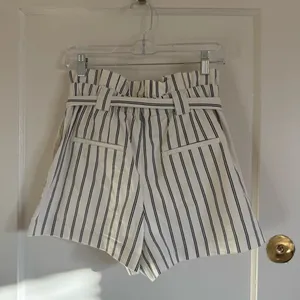 Zara Cream and Navy Striped High-Waist Paperbag Shorts with Tie thumbnail 4