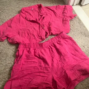 Old Navy Crinkle Gauze Button Up & Shorts Set in Polarized Pink - size XL thumbnail 3