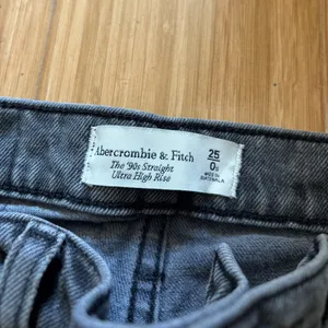 Abercrombie 90s Straight Ultra High Rise Straight Leg Grey Jeans thumbnail 3