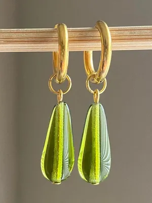 Handmade dark olive color teardrop Czech glass simple minimalist hoop earrings💚🫒2WAY✨ thumbnail 3