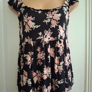 Torrid Sz 1 Floral Black and Pink Women's Top thumbnail 4